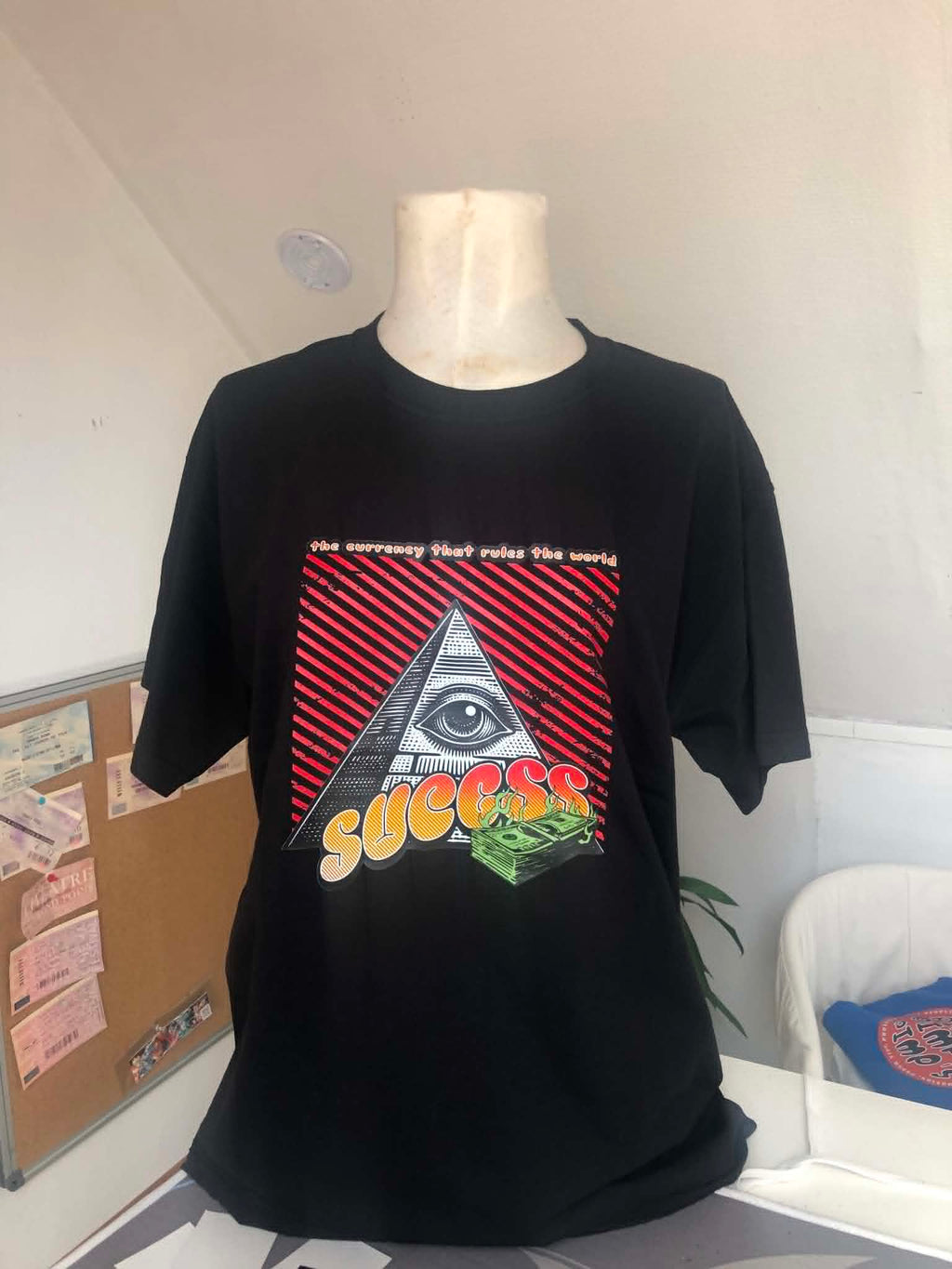 T-shirt imprimé série "Illuminati"